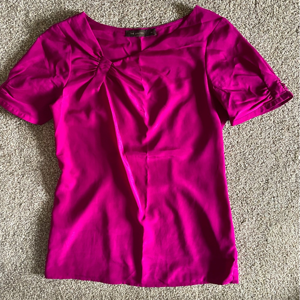 Short sleeve top.